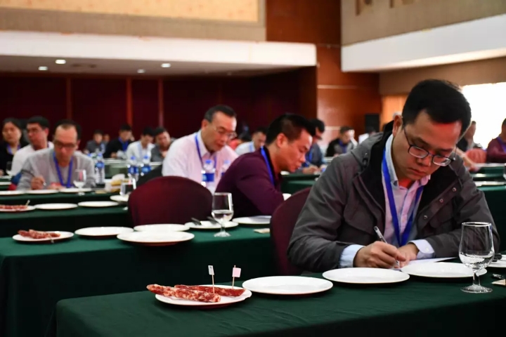 廣式臘味鑒評競賽閉幕！榮業(yè)臘味第四代傳承人葉浩波榮獲省級稱號